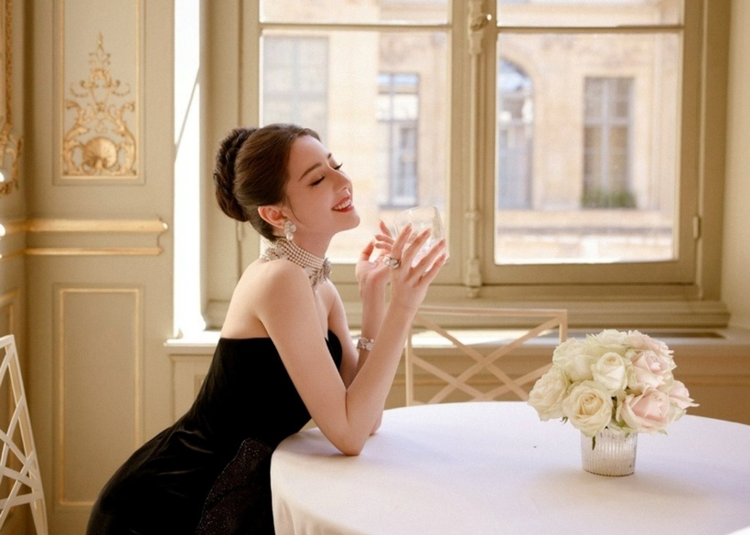 Nữ diễn viên hiện cũng&nbsp;là một trong số những sao nữ có nhiều hợp đồng quảng cáo giá trị nhất Trung Quốc. Cô sắp trở lại với loạt phim truyền hình như&nbsp;Lợi kiếm hoa hồng, Mộ tư từ, Kiều khởi thanh nhưỡng.