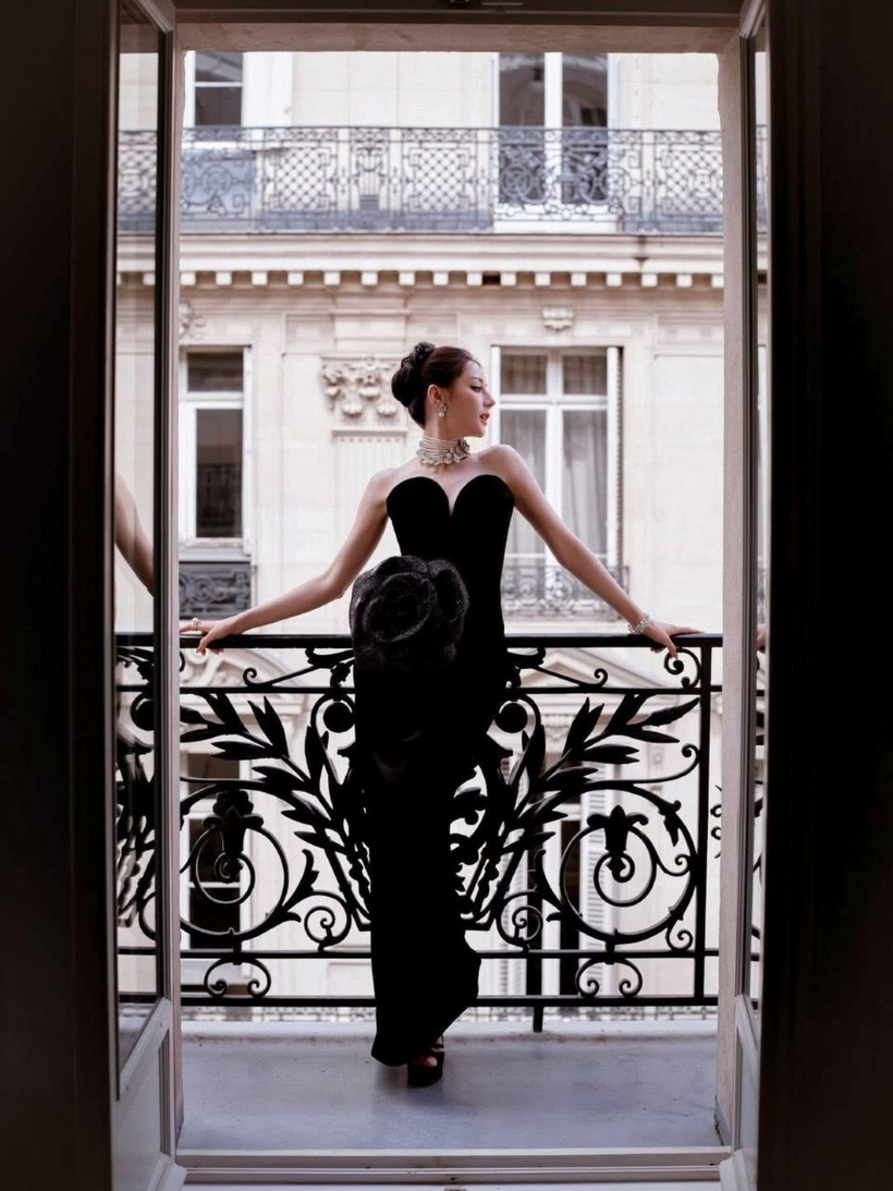 Với nhan sắc nổi bật và vóc dáng đẹp, dễ dàng “cân” nhiều trang phục khác nhau, cô được mệnh danh "nữ hoàng thảm đỏ" khi có nhiều khoảnh khắc ấn tượng trong các sự kiện thời trang, giải trí.