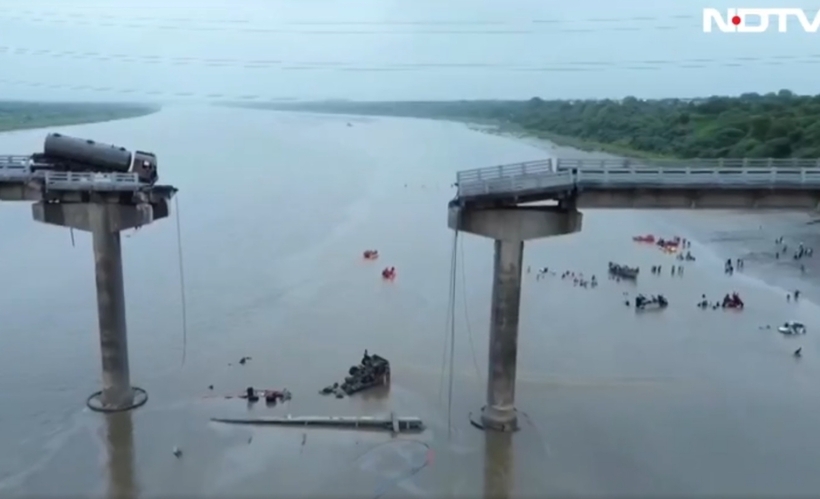 Hiện trường thương tâm vụ tai nạn sập cầu ở Ấn Độ, 11 người thiệt mạng - 4