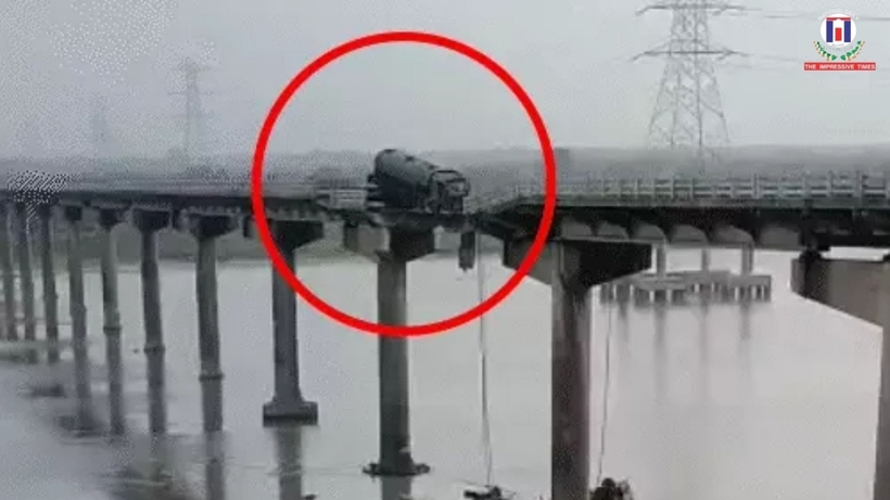 Hiện trường thương tâm vụ tai nạn sập cầu ở Ấn Độ, 11 người thiệt mạng - 3