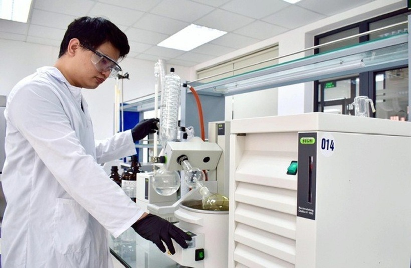 Sửa đổi quy định về chế độ báo cáo đối với công dân Việt Nam ra nước ngoài giảng dạy, nghiên cứu khoa học và trao đổi học thuật.