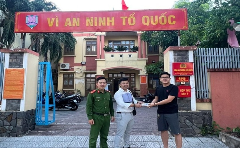 Công an P.Liên Chiểu xác minh trả lại hơn 50 triệu đồng cho người đánh rơi. (Ảnh: Thanh niên)