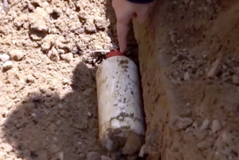 Lọ chất độc xyanua được Bích cất giấu. Ảnh: Tuổi Trẻ