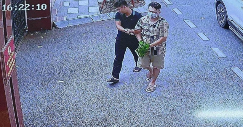 Cơ quan công an dẫn giải Tiến "bịp" về trụ sở -