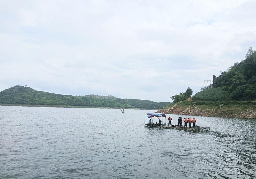 Lực lượng chức năng có mặt tại hiện trường để cứu vớt nạn nhân đuối nước. Ảnh: Báo Gia Lai