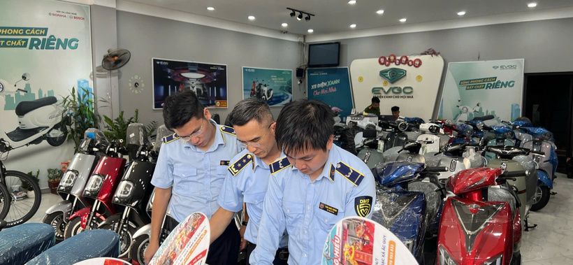 Lực lượng QLTT kiểm tra cửa hàng kinh doanh xe điện. Ảnh: DMS.