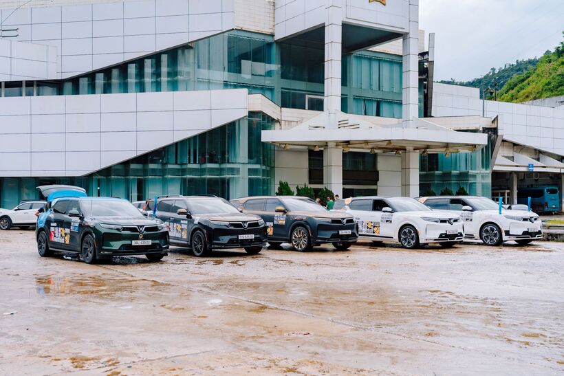 Đoàn xe VF 9 tại cửa khẩu Cầu Treo (Hà Tĩnh) chỉ mất 30 phút để làm thủ tục liên vận trước khi nhập cảnh vào Lào, theo chia sẻ của thành viên trong đoàn.