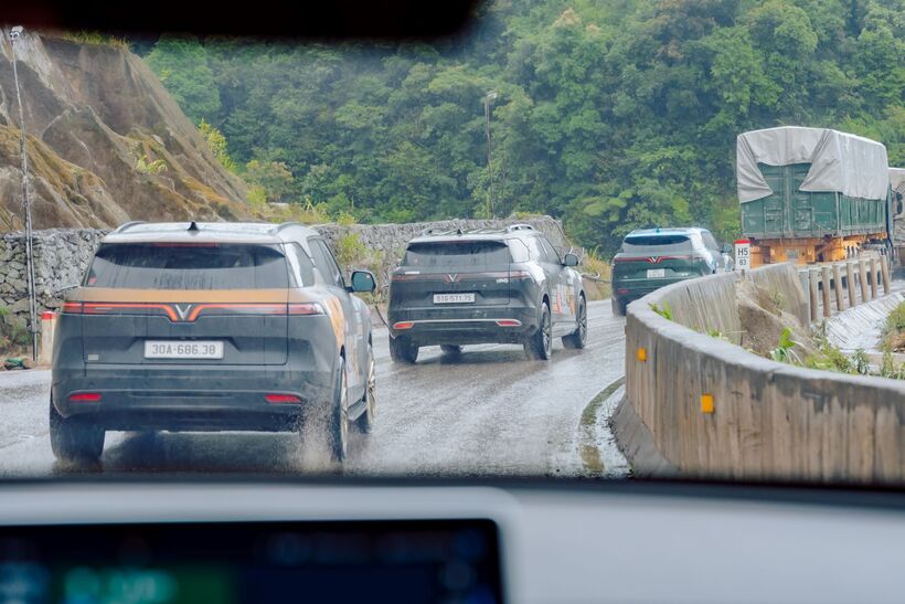 Điều kiện đường sá, thời tiết ở Lào không thật thuận lợi nhưng cả đoàn vẫn vượt qua.