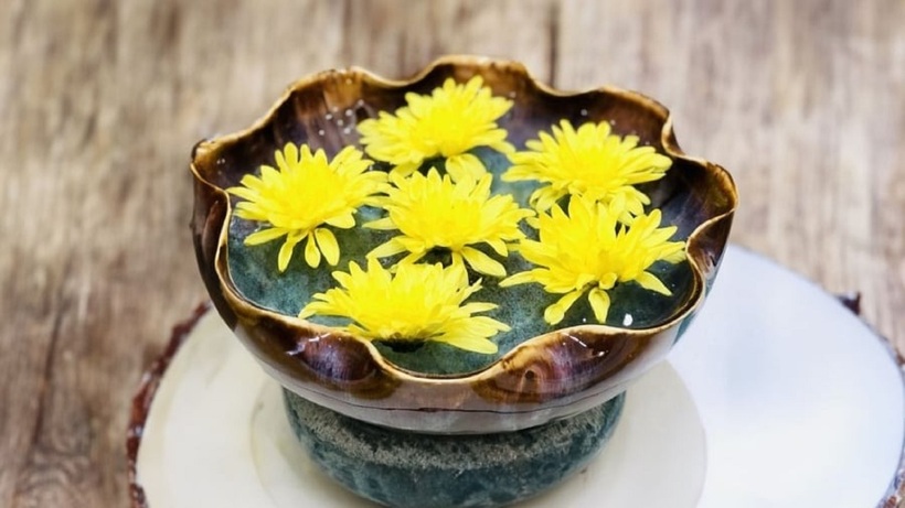 Bát nước thả hoa.