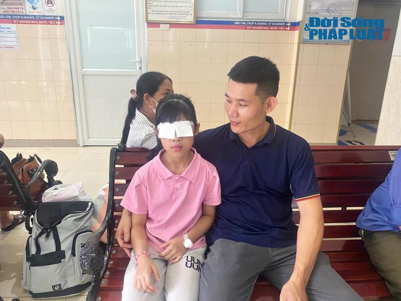 Anh Nghĩa cũng khá bất ngờ vì không nghĩ mổ muộn cho con lại được giảm bớt chi phí