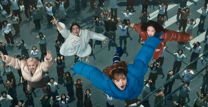 Một số cảnh độc lạ trong MV Jump. Ảnh: YG