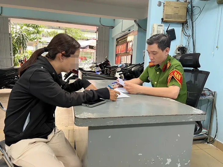 Công an lập hồ sơ xử lý một trường hợp báo tin giả bị cướp. Ảnh: VTV