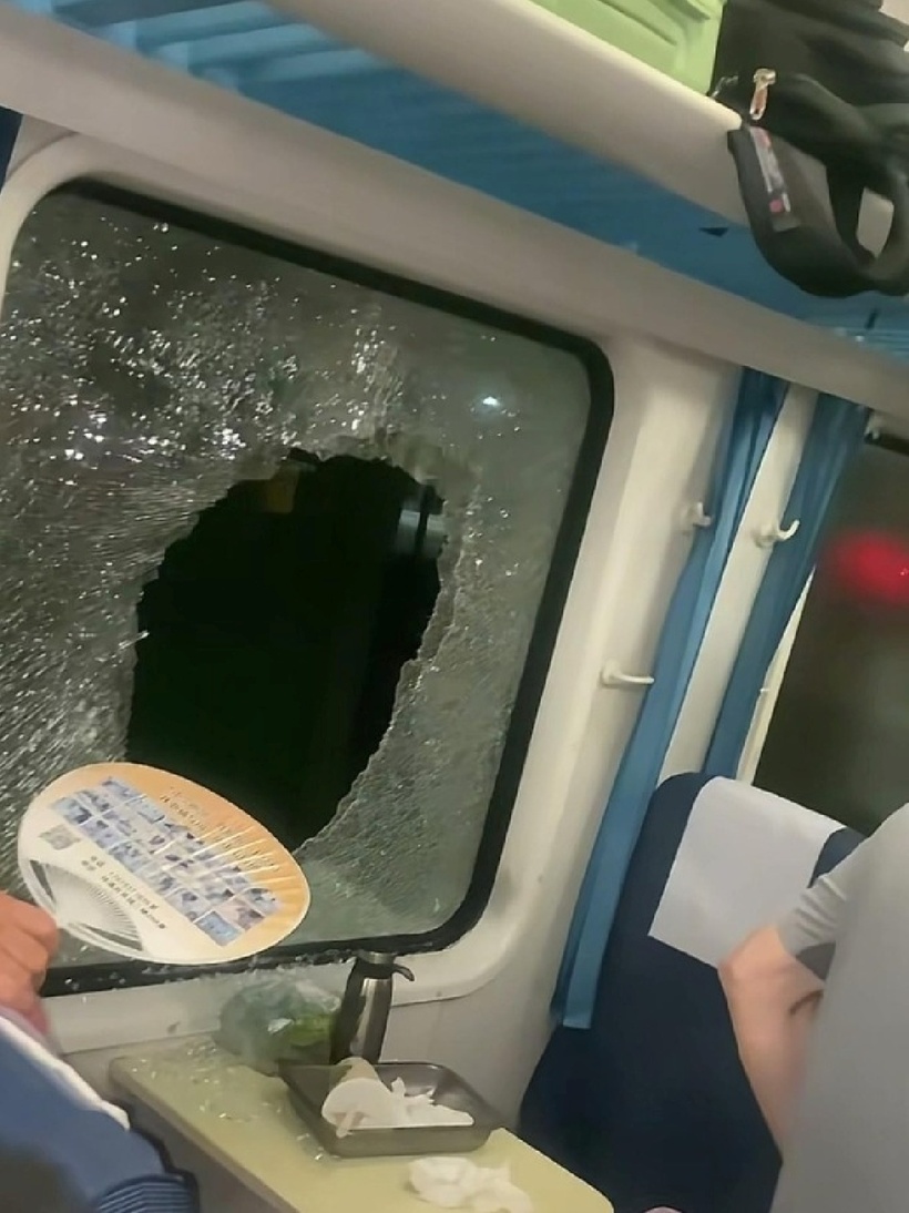 Nam hành khách ở toa tàu số 3 lấy búa đập vỡ cửa sổ để thông gió. Ảnh: The Paper.