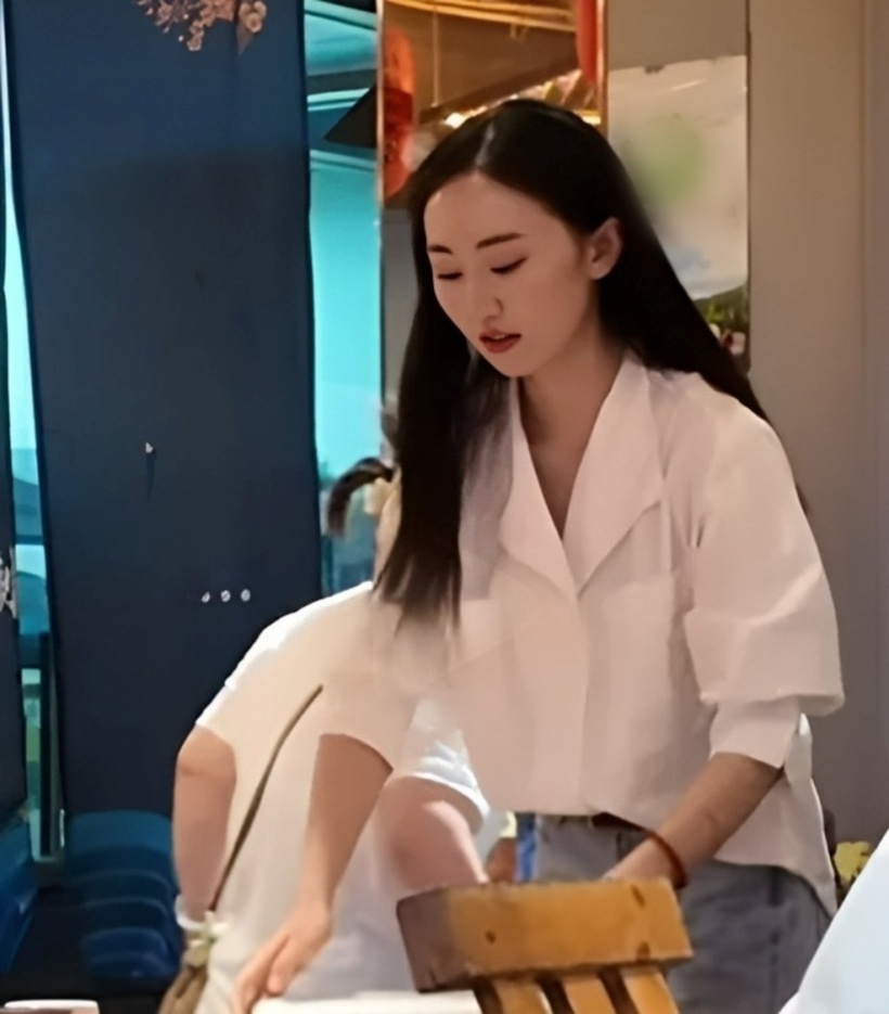 Nữ diễn viên làm bồi bàn để kiếm thêm thu nhập. Ảnh: Weibo