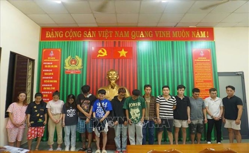 Các đối tượng trong đường dây mua bán "bóng cười". (Ảnh: TTXVN)