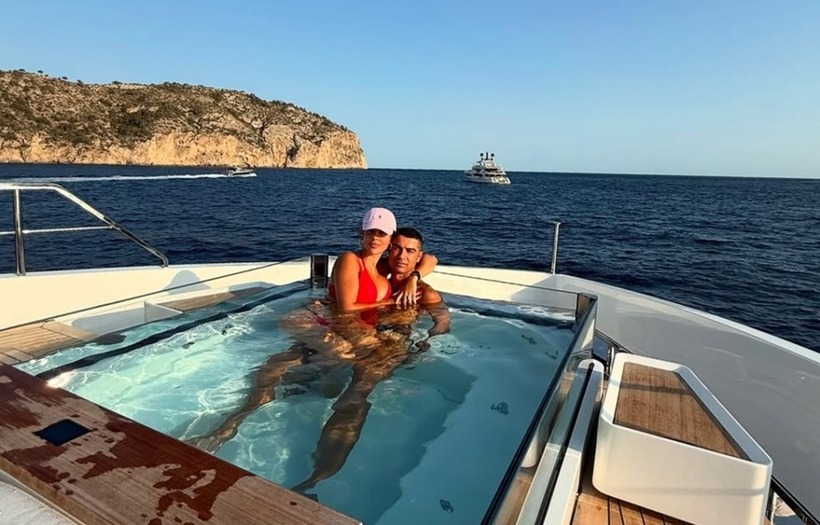 Cặp sao tình tứ trên du thuyền. (Ảnh: Instagram Georginagio)