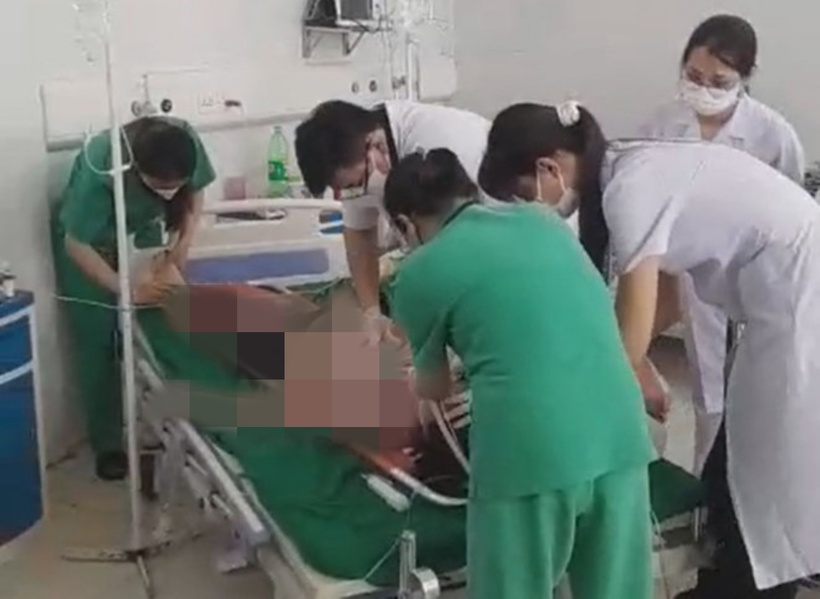 Thời điểm bệnh nhân cấp cứu tại Bệnh viện Đa khoa Medic Hải Tiến. Ảnh: Báo Lao Động.