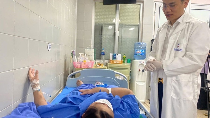 Bác sĩ tiến hành thăm khám cho bệnh nhân. Ảnh: Nhân dân