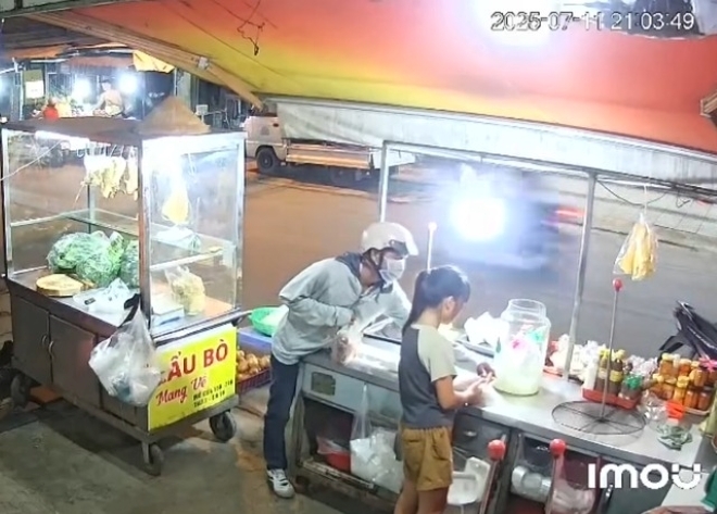 Camera ghi lại người đàn ông dàn cảnh mua đồ, lấy tiền của bé gái rồi bỏ chạy. Ảnh: Thanh niên