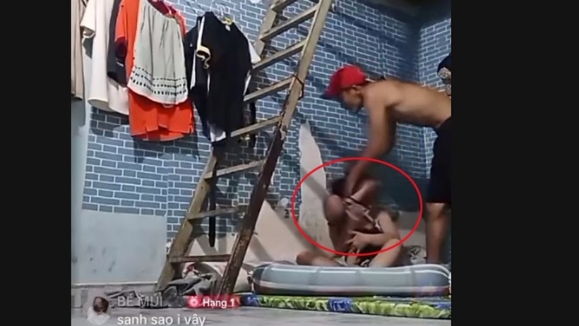 Cảnh cô gái bị hành hung trong phòng trọ. Ảnh: VOV