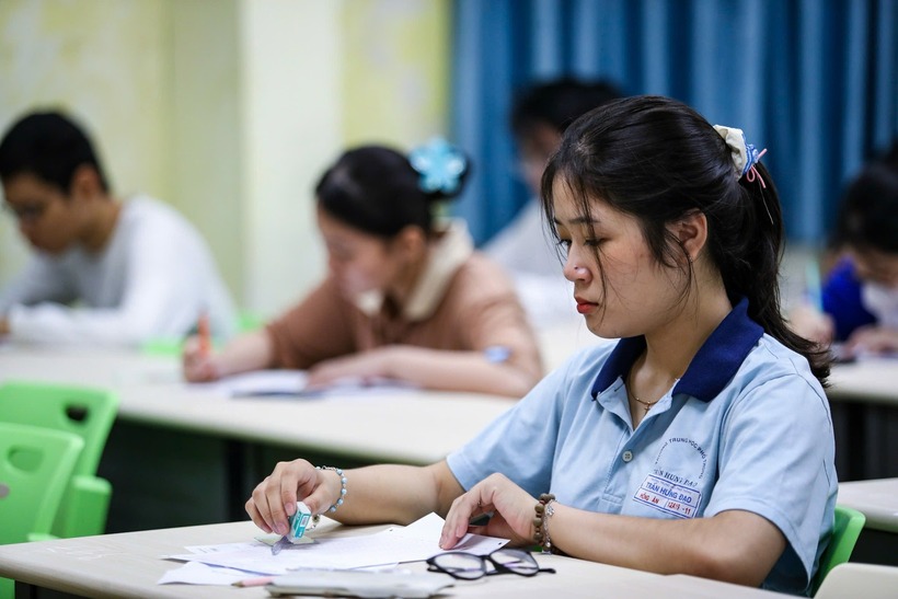 Điểm chuẩn Đại học Kinh tế - Luật 2025 dự kiến giảm nhẹ do ưu tiên Toán, Anh. Ảnh: Báo Thanh niên.