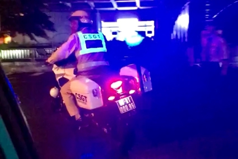 Tổ công tác Đội tuần tra kiểm soát giao thông đường bộ cao tốc số 6 (Đội 6), thuộc Phòng 6 - Cục Cảnh sát giao thông (Bộ Công an) dùng xe đặc chủng mở đường kịp thời đưa cháu bé đến bệnh viện. Ảnh: Pháp luật TP.HCM