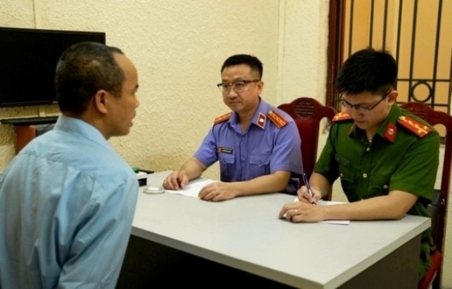 Lực lượng chức năng làm việc với các bị. Ảnh: VOV