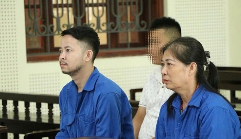 Hồ Văn Mạnh và mẹ vợ tại phiên xét xử. Ảnh: Lao động