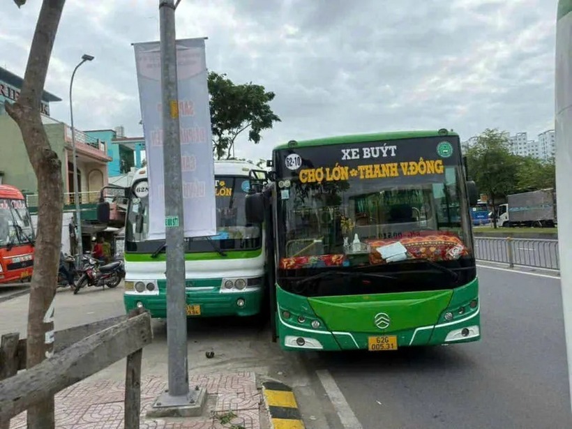2 xe buýt rượt đuổi, chèn ép nhau khiến một xe lao lên vỉa hè ở TP.HCM. Ảnh: PLO.