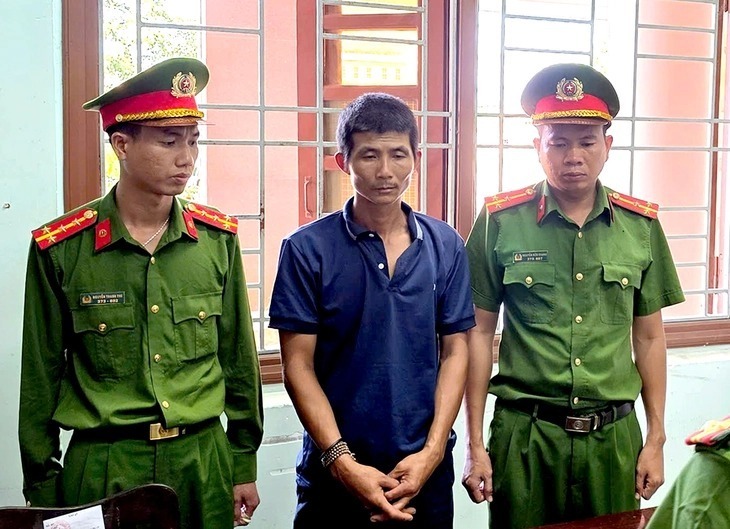 Công an đọc lệnh khởi tố, bắt tạm giam ông Lê Văn Yên. (Ảnh: Tuổi trẻ)