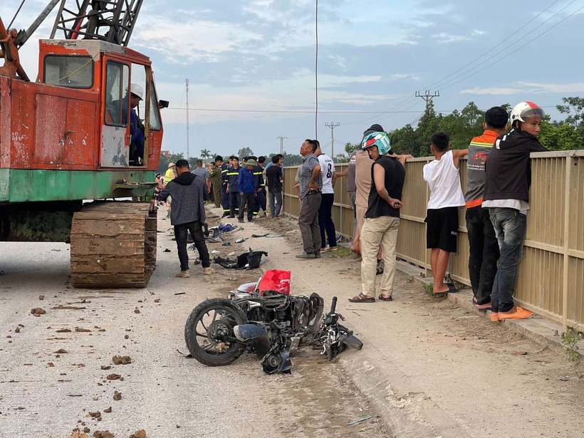 Xe máy bị ô tô tông trên cầu. (Ảnh: VietnamNet)