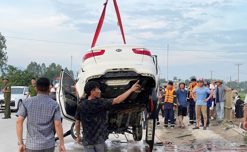 Chiếc máy cẩu đang thi công ở gần hiện trường được điều động tới hiện trường cẩu chiếc ô tô. (Ảnh: Tuổi trẻ)