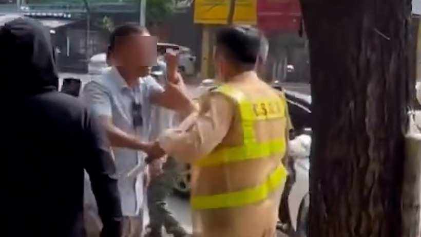 Người đàn ông vượt đèn đỏ, tấn công CSGT. Ảnh: Vietnamnet.