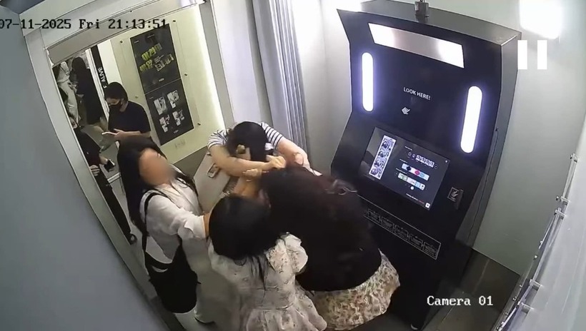 Hình ảnh trích xuất camera về việc du khách Hàn Quốc (áo kẻ) xô xát với 2 bạn nữ người Việt. Ảnh cắt từ clip/Dân Việt