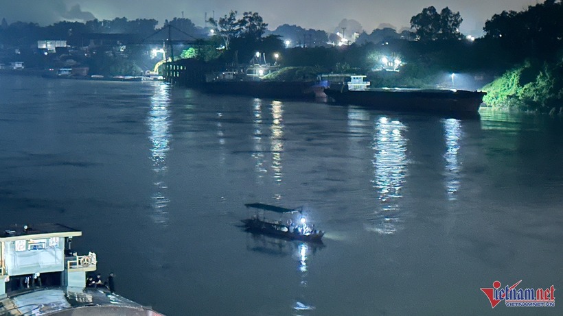 Một số người dân làm nghề chài lưới gần khu vực tham gia hỗ trợ tìm kiếm trên sông. Ảnh: Vietnamnet.