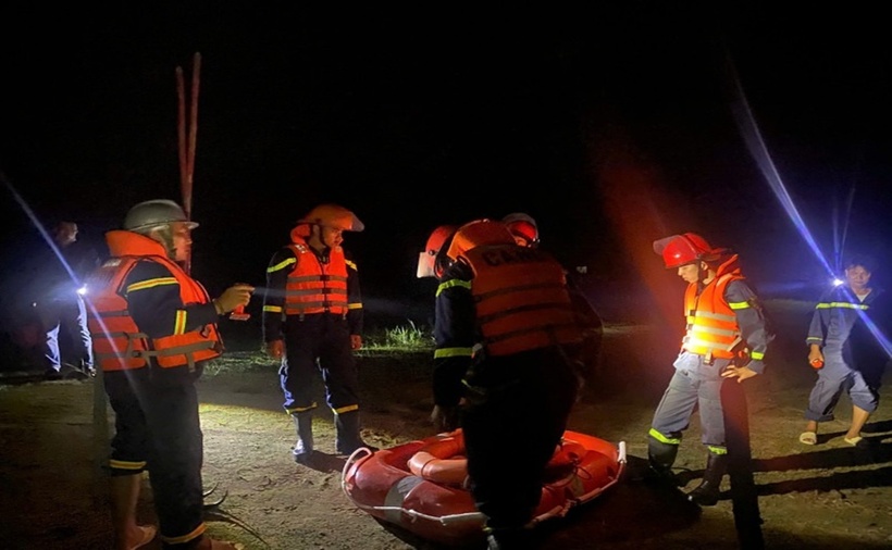 Lực lượng chức năng tổ chức tìm kiếm nạn nhân. (Ảnh: Công an tỉnh Đắk Lắk)