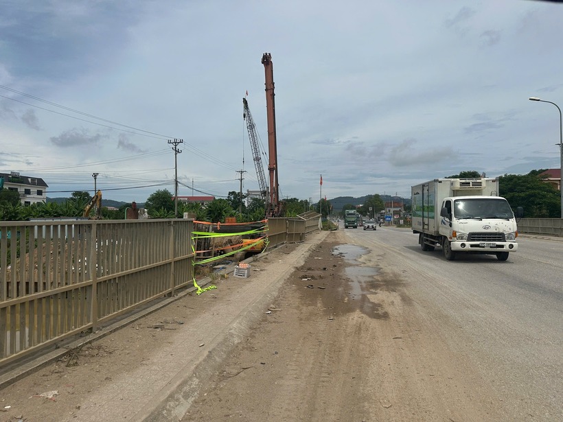 Lan can cầu bị xe ô tô tông. Ảnh: Báo Thanh niên.