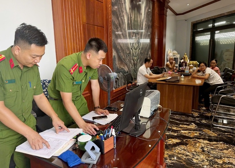 Lực lượng công an khám xét nhà Ý "ẻng". Ảnh: Vietnamnet