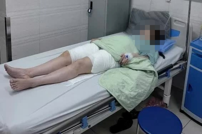 Bác sĩ thăm khám cho người phụ nữ gặp biến chứng hậu phẫu thuật hút mỡ đùi. Ảnh: Người Lao Động.