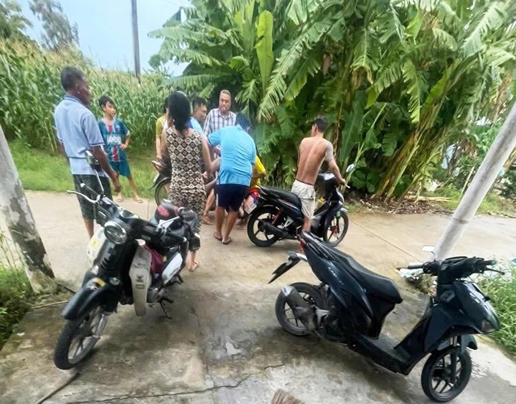 Người dân phát hiện hai em bị đuối nước nên đã đưa đến bệnh viện cấp cứu nhưng bệnh viện xác định hai em đã tử vong trước đó. (Ảnh: Tuổi trẻ)