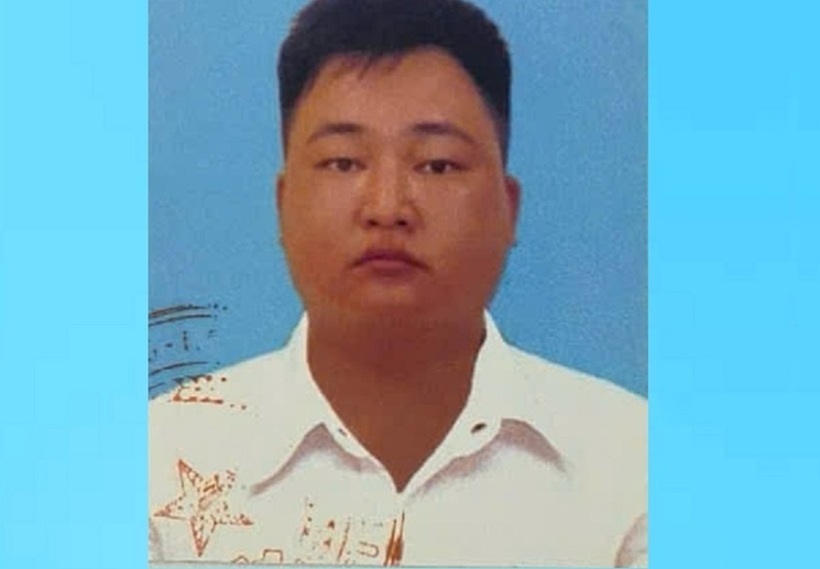 Đối tượng truy nã toàn quốc Nguyễn Đình Thanh ra đầu thú. Ảnh: Bảo vệ Pháp luật