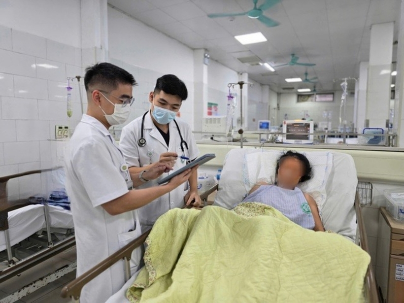 Bệnh nhân đã cải thiện đáng kể, bắt đầu hồi phục ý thức sau một tuần điều trị tích cực. Ảnh: Người Đưa Tin