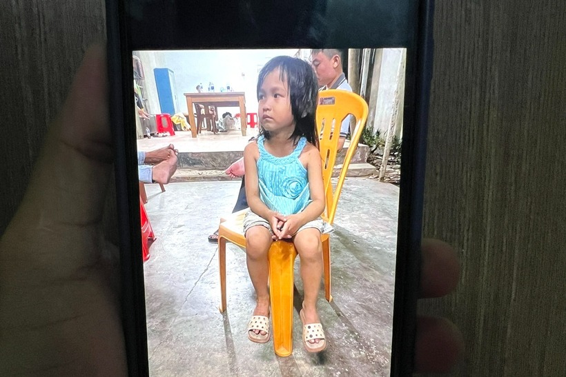 Chính quyền xã Xuân Thới Sơn đang nỗ lực tìm kiếm người thân cho bé gái đi lạc ở TP.HCM. (Ảnh: Dân trí)
