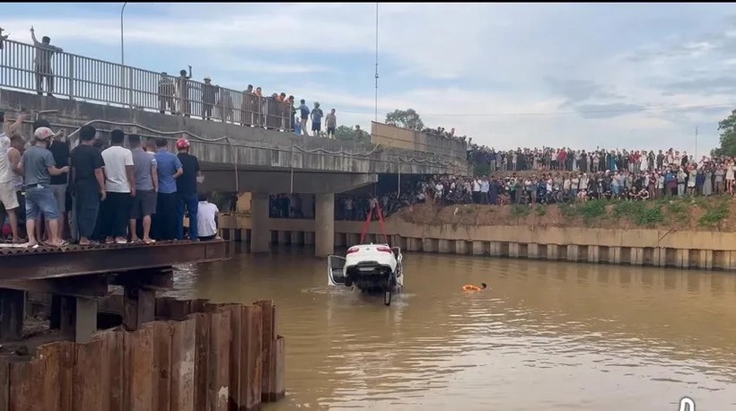 Trục vớt chiếc xe do Trần Hữu Ba điều khiển. (Ảnh: Pháp luật TP.HCM)