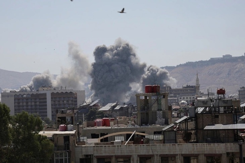 Khói bốc lên sau cuộc không kích của Israel nhằm vào trụ sở Bộ Quốc phòng Syria ngày 16/7. (Ảnh: Reuters)