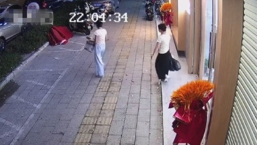 Nhân viên cửa hàng trang sức đã để nhiều hộp giấy ra lề đường. Ảnh: GXNews.