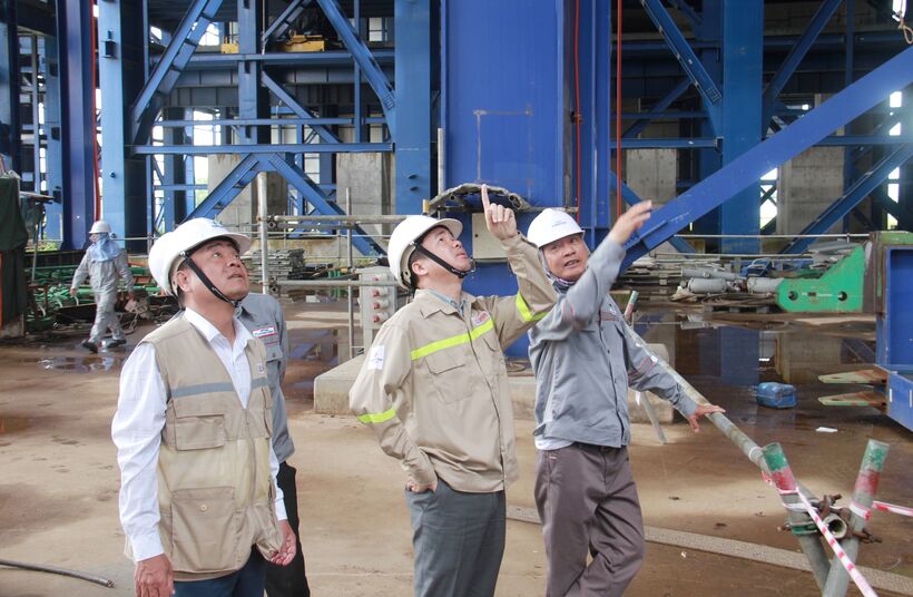 Ông Hà Đình Niên kiểm tra công trường, chỉ đạo công tác thi công lắp đặt thiết bị Lò hơi