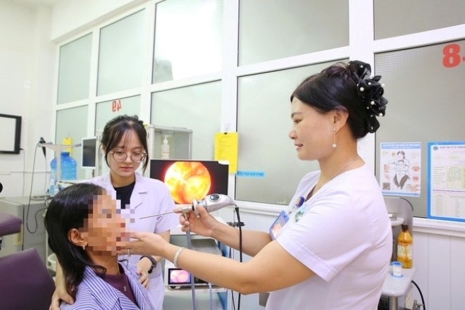 Bác sĩ tiến hành nội soi hốc mũi bệnh nhân. Ảnh: Sức khỏe và Đời sống