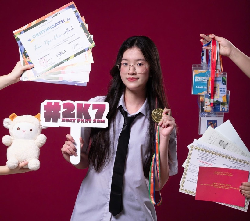 Trần Ngọc Vân Anh, học sinh lớp 12E Trường THPT Chuyên Ngoại ngữ xuất sắc giành học bổng danh giá từ cả hai trường đại học hàng đầu Trung Quốc. Ảnh: VietNamnet