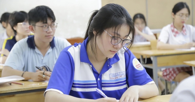 Khi nhận được kết quả thi, nhiều học sinh lớp 12 không khỏi cảm thấy hoang mang, lo lắng, tựa như “đứng giữa ngã ba đường”. Ảnh minh họa